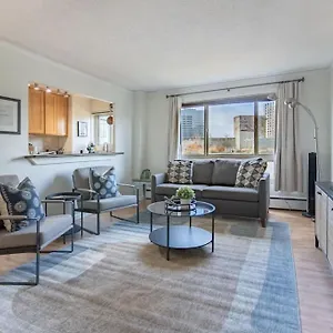  Holiday home Vibrant Downtown, King Bed, Work Desk & Kitchen United States
